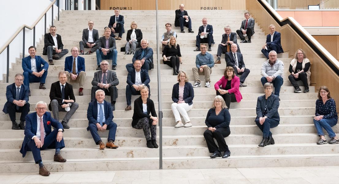 Die Mitglieder der Selbstverwaltung mit Geschäftsführer Michael Sauer anlässlich der Sitzung der Vertreterversammlung am 19.11.2021 in Wiesbaden.