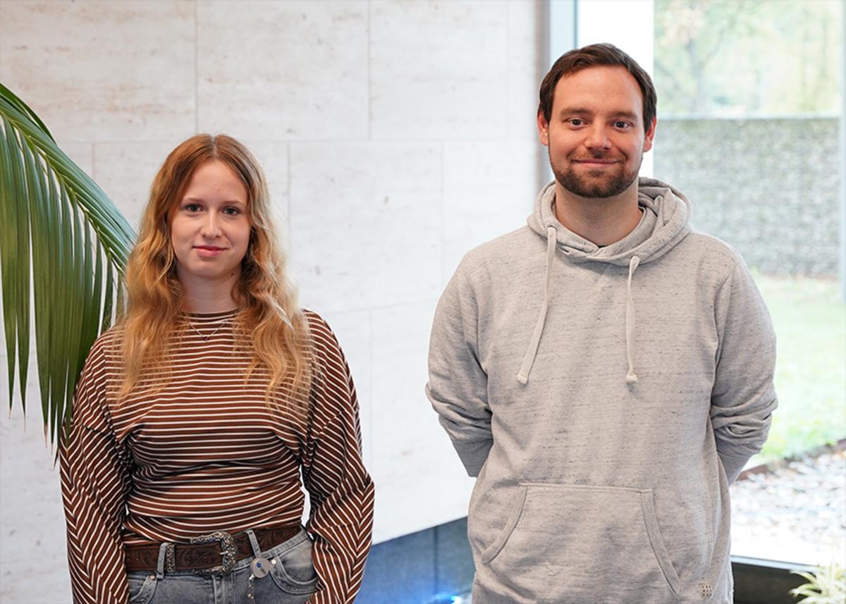 &Ouml;ffnet eine Lightbox: Eine duale Studentin und ein dualer Student der Unfallkasse Hessen im Jahr 2026