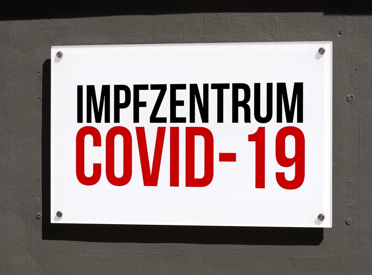 Großansicht: Ein Schild mit der Aufschrift "Impfzentrum Covid-19".