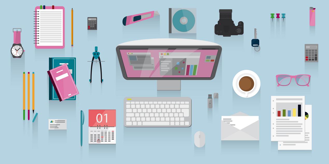 Ein Bild zeigt eine Illustration verschiedener Medien und Utensilien: Stifte, einen Desktopcomputer mit Tastatur, eine Brille, Kaffeetasse, Taschenrechner, Kladde, Zirkel und Speichermedien.