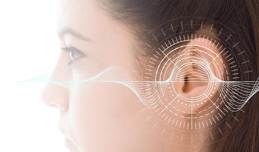 Um das Ohr einer Frau sind Schallwellen angeordnet, die mit zunehmender Nähe zum Ohr weiter ausschlagen. Um das Ohr sind außerdem Kreise in unterschiedlichen Größen angeordnet.