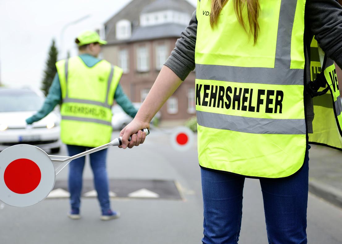Zwei Sch&uuml;lerlotsen sichern einen Zebrastreifen