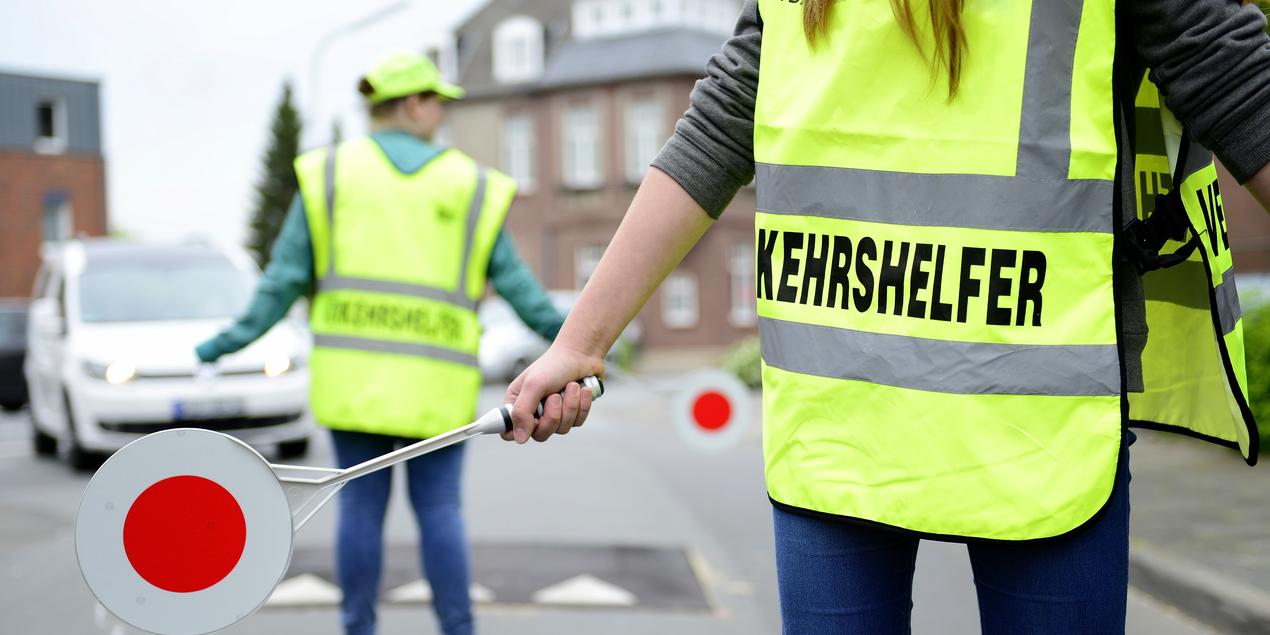 Zwei Sch&uuml;lerlotsen sichern einen Zebrastreifen
