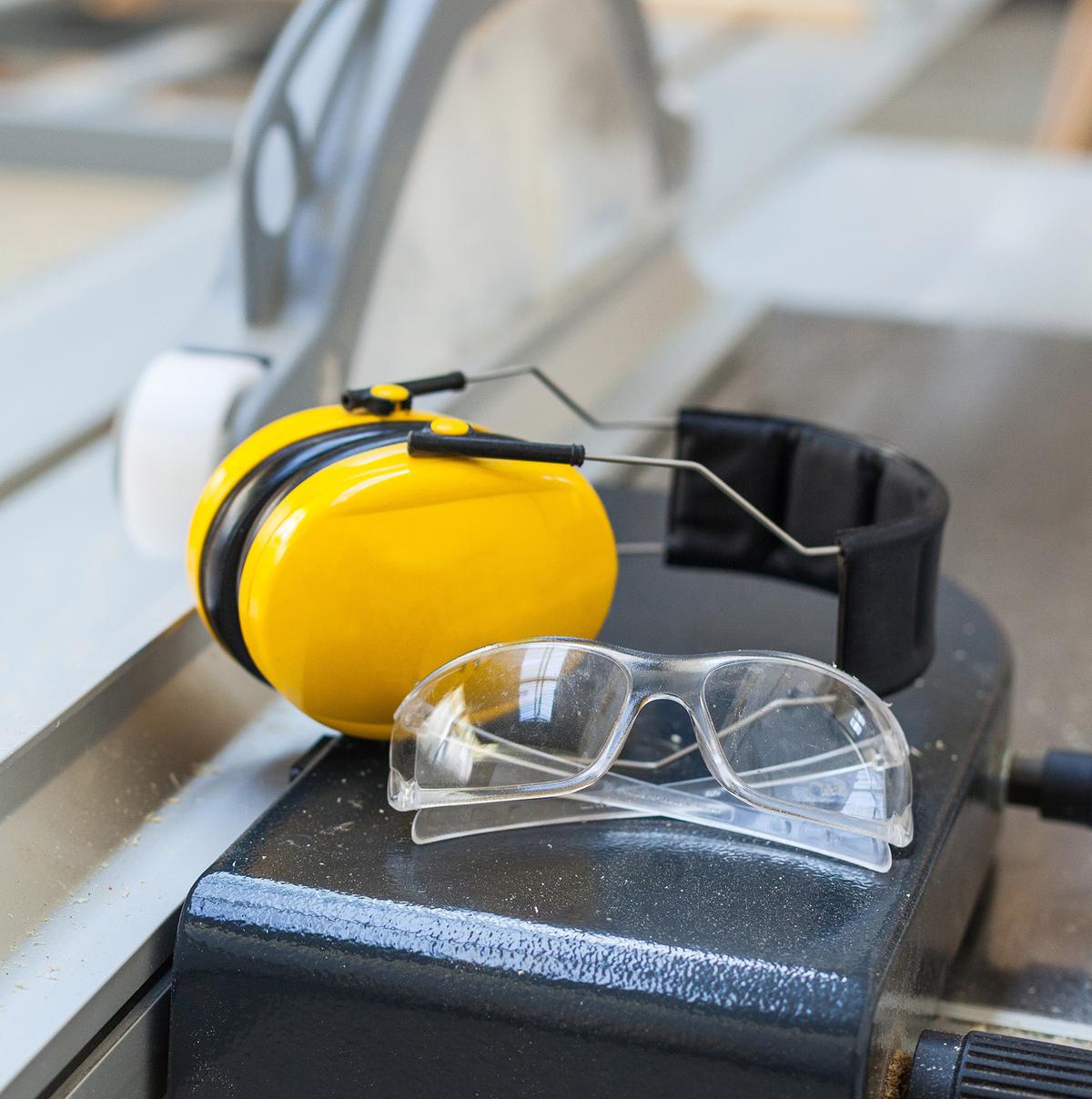 Arbeitsschutz: Schutzbrille und Gehörschutz liegen am Arbeitsplatz.