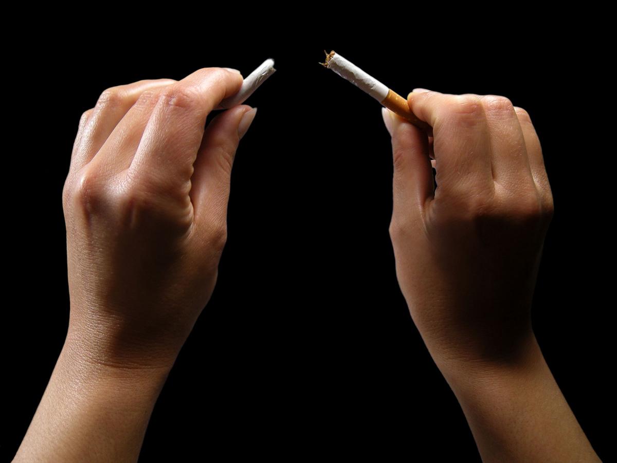 Öffnet eine Lightbox: Zwei Hände zerbrechen eine Zigarette