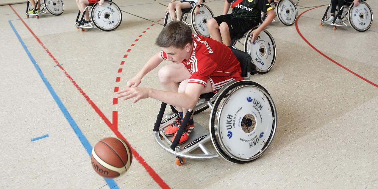 Sch&uuml;lerinnen und Sch&uuml;ler beim Rollstuhlbasketball auf Initiative der Unfallkasse Hessen. Das Schul-Projekt, initiiert von der Unfallkasse Hessen, soll Ber&uuml;hrungs&auml;ngste abbauen und Inklusion im Schulsport f&ouml;rdern.