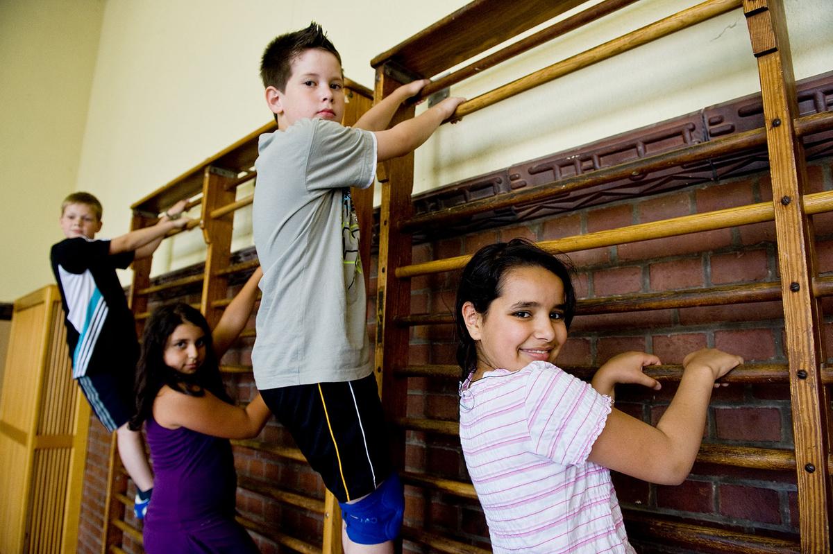 Öffnet eine Lightbox: Schulkinder an einer Kletterwand