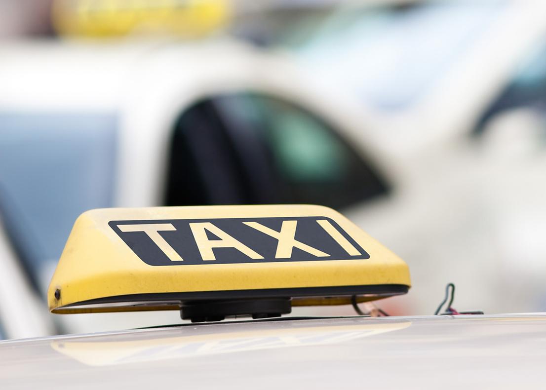 Eine Taxileuchte auf dem Dach eines PKW