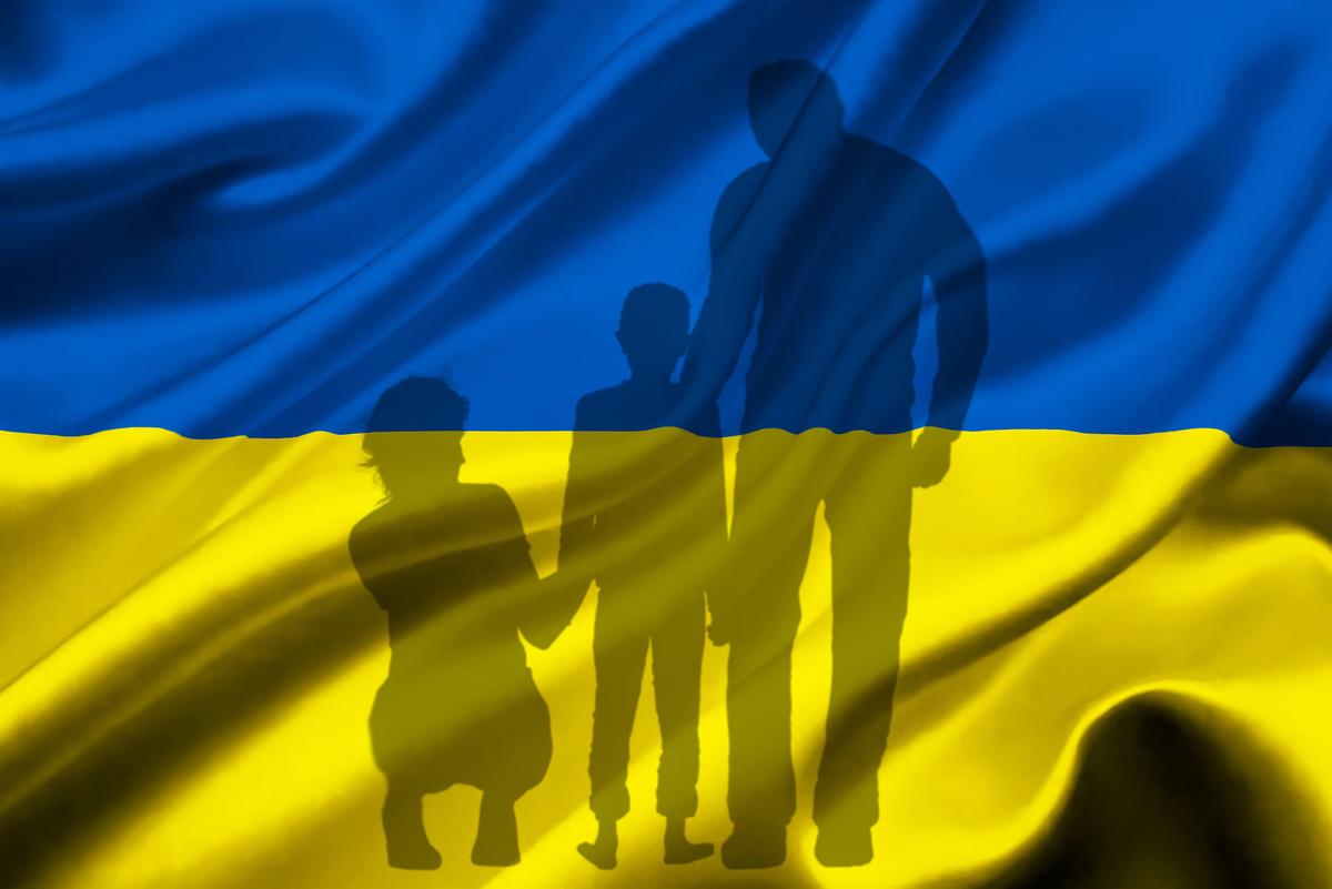 Flagge der Ukraine mit der Silhouette einer Familie